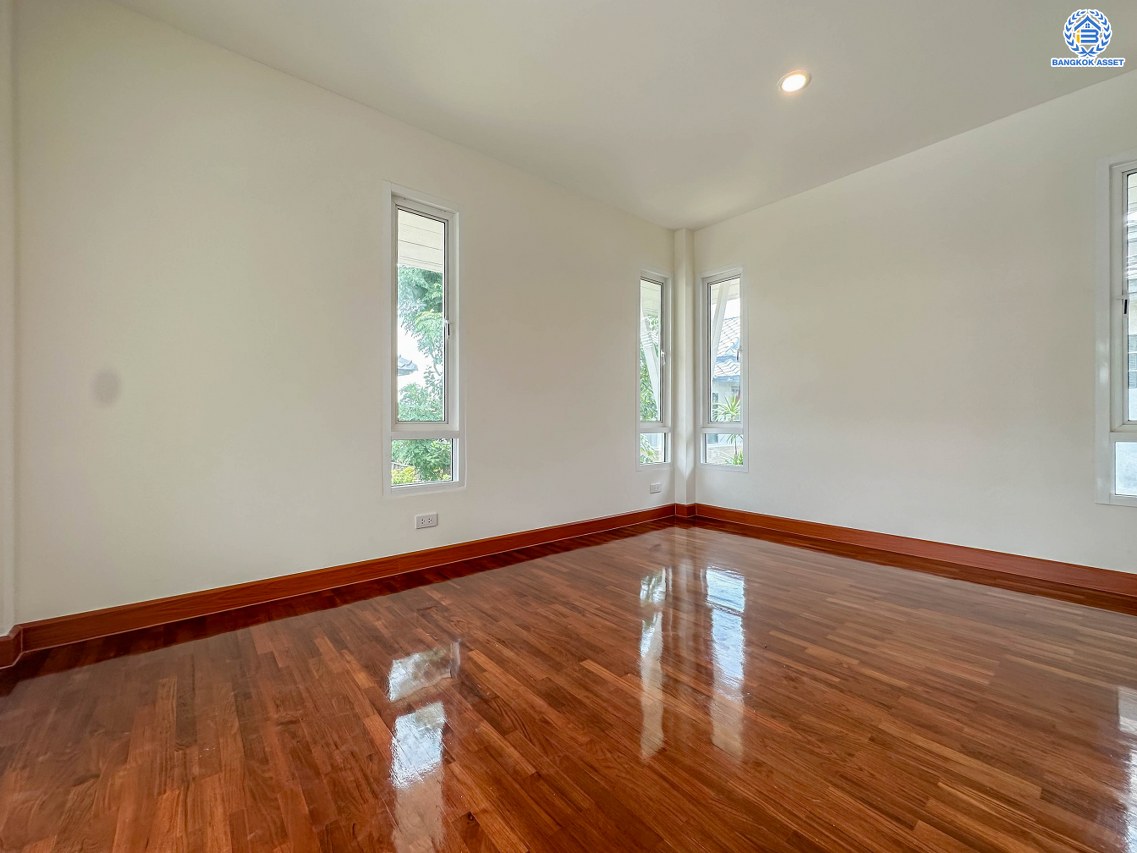 บ้านมือสองตกแต่งใหม่ โครงการ โนเบิล วานา วัชรพล ดีไซน์สุดโดดเด่น เนื้อที่ 67.5 ตร.ว. ฟังก์ชันจัดเต็ม 3 ห้องนอน 4 ห้องน้ำ 1 ห้องแม่บ้าน จอดรถได้ 2 คัน บนทำเลเดินทางสะดวก ใกล้เซ็นทรัลรามอินทรา, จุดขึ้นทางด่วน "สุขาภิบาล5-1" และรถไฟฟ้าสายสีชมพู "สถานีวัชรพล"